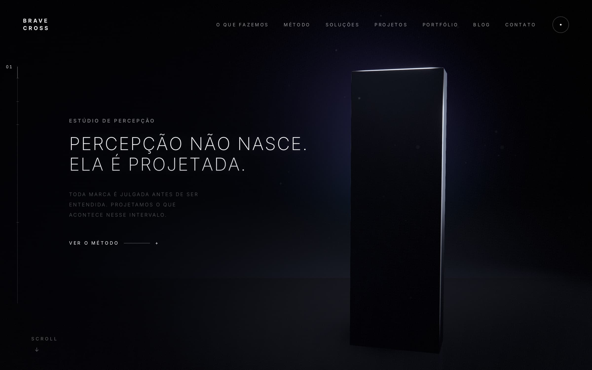 Primeira dobra da home da Brave Cross: manchete à esquerda e o monólito à direita