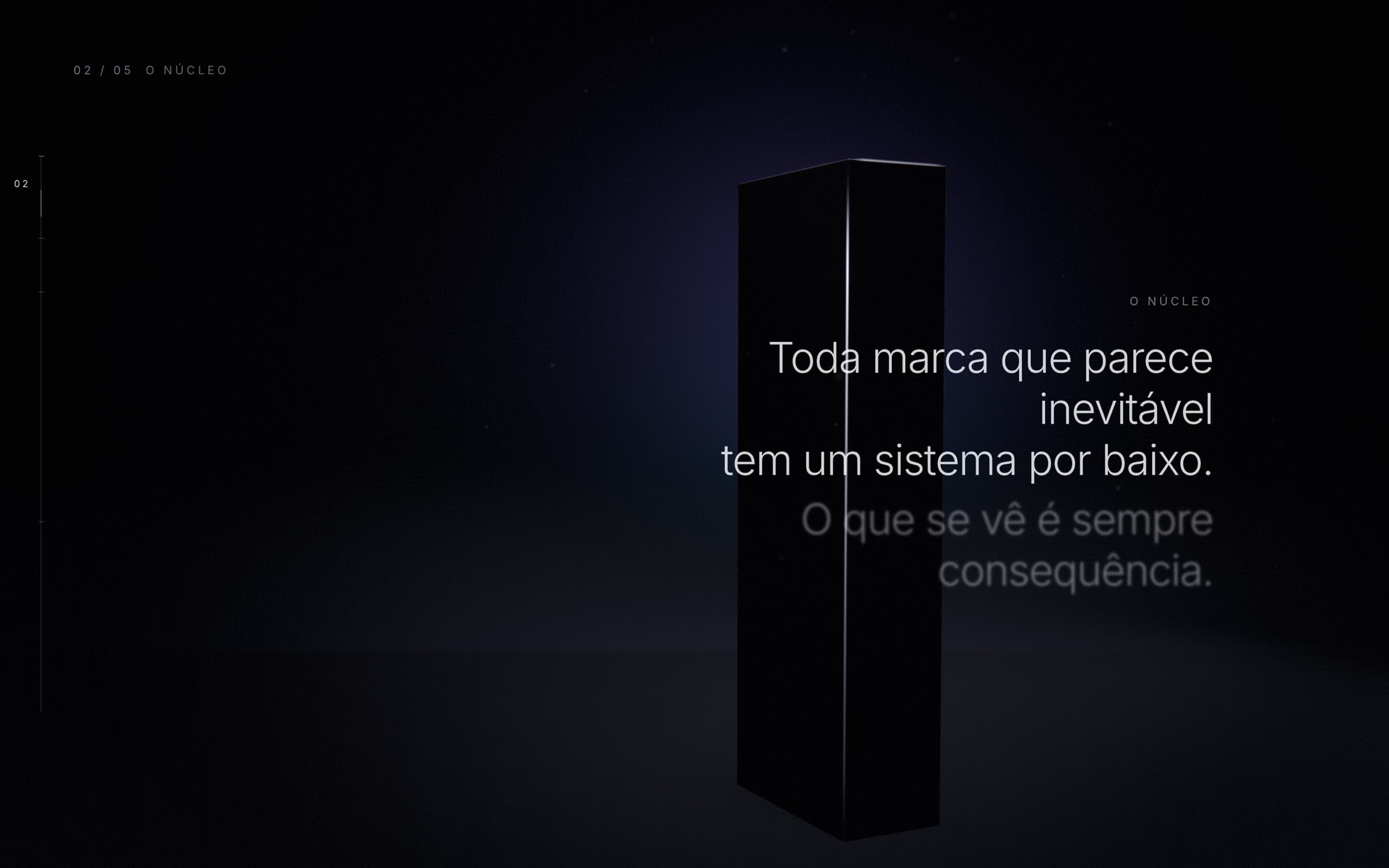 Capítulo 2 da home: o monólito iluminado por uma aresta de luz fria